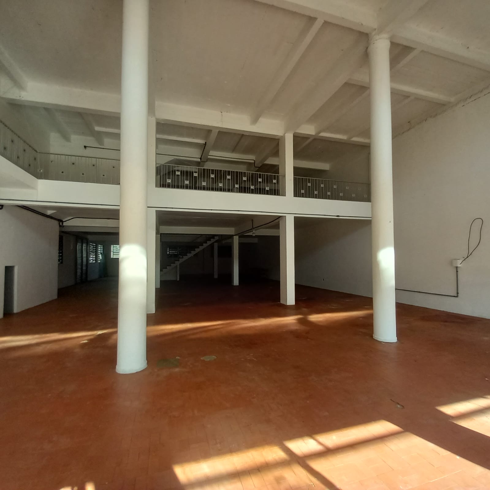 Térreo – colunas com luz natural