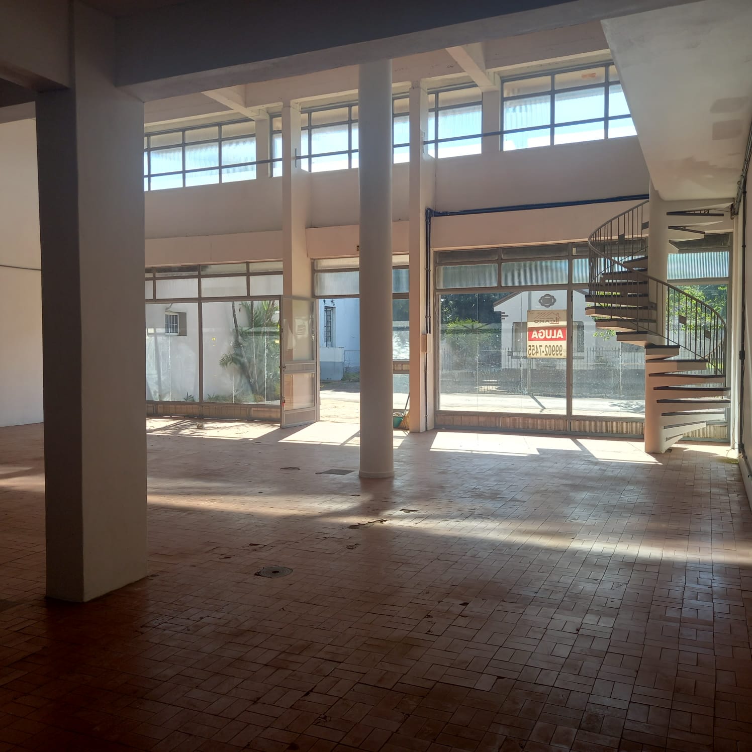 Térreo – vitrine e escada